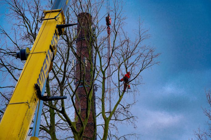 Arbeiten in industrieller Umgebung mit Kran